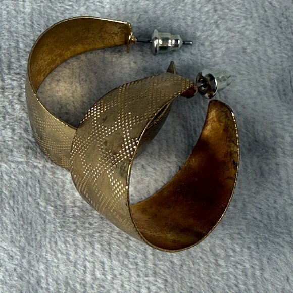 Textured Gold Tone 3/4 Hoop Earrings Pierced Post Back Heart Pattern Engraved - Picture 16 of 16